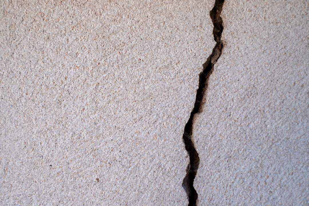 Parede de concreto rachada parede quebrada no canto externo de cimento que foi afetada pelo terremoto e o solo desabou