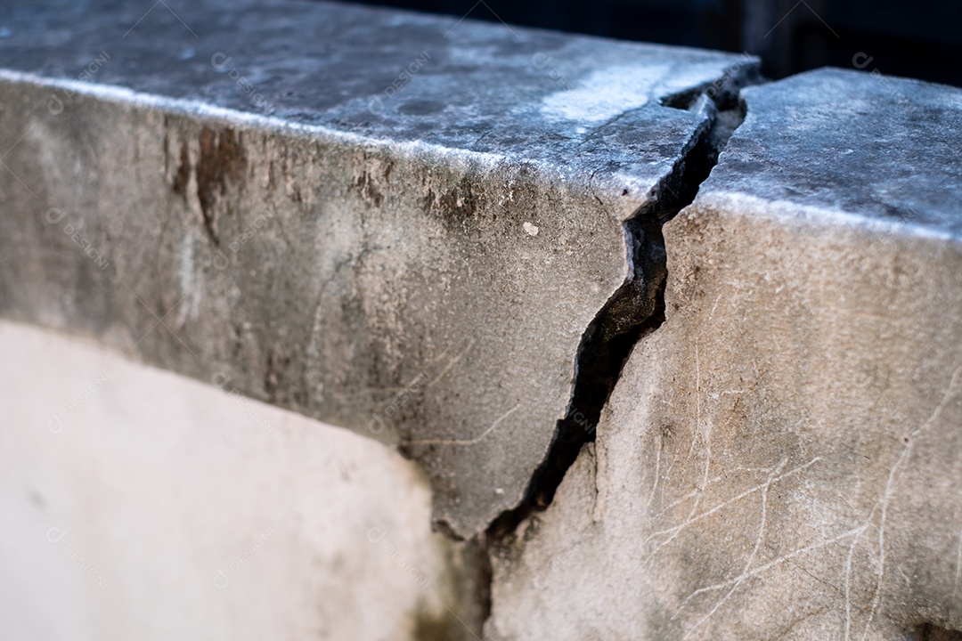 Parede de concreto rachada parede quebrada no canto externo de cimento que foi afetada pelo terremoto e o solo desabou