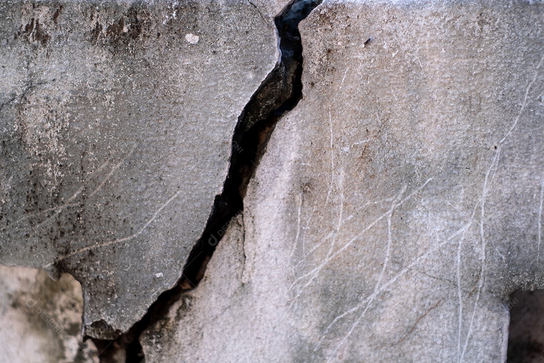Parede de concreto rachada parede quebrada no canto externo de cimento que foi afetada pelo terremoto e o solo desabou
