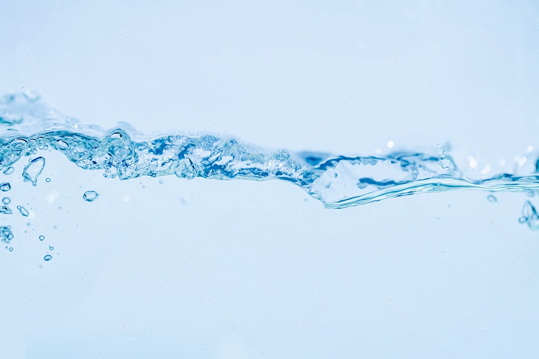 Respingos de água isolados no fundo branco