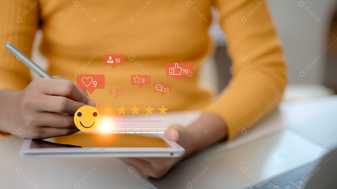 Mulher usando telefone inteligente e símbolo de cinco estrelas para aumentar a classificação