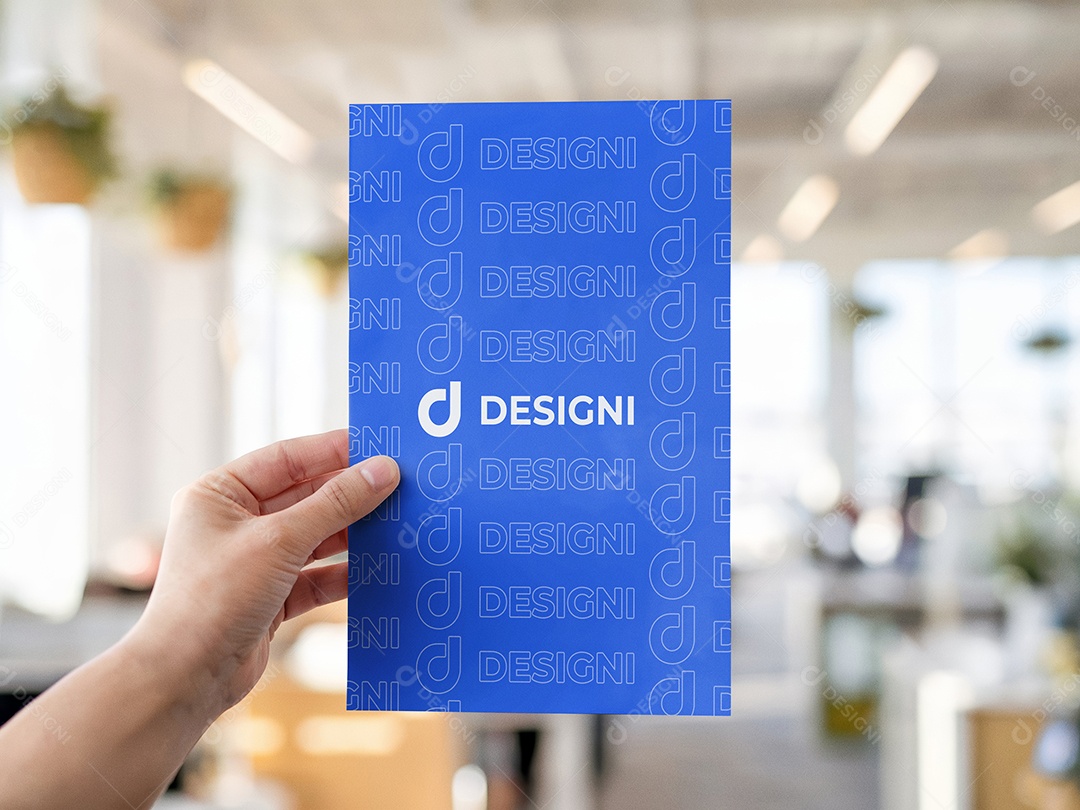 Mockup Flyer A4 Segurando Na Mão PSD Editável