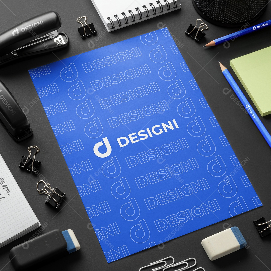 Mockup Folheto Com Material De Escritório PSD Editável