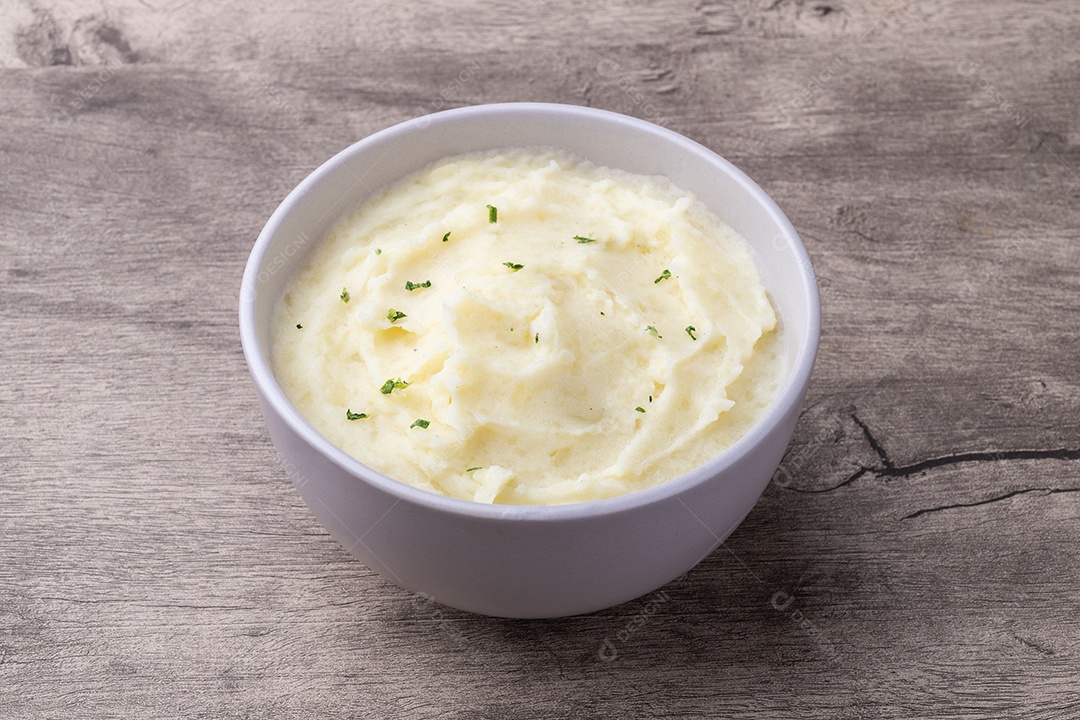 A imagem mostra um purê de batatas. É um prato feito amassando batatas cozidas