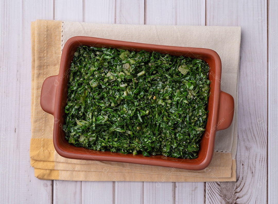 A imagem mostra couve refogada, um acompanhamento popular e saudável na culinária brasileira.