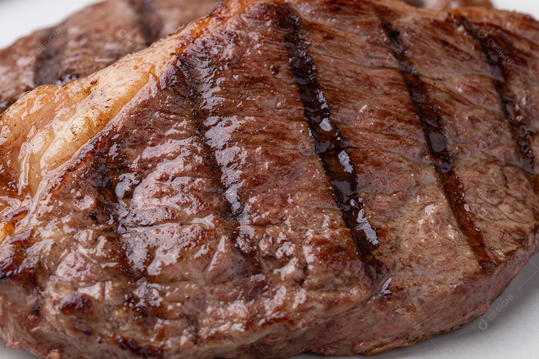 A imagem mostra um pedaço de carne bovina grelhada