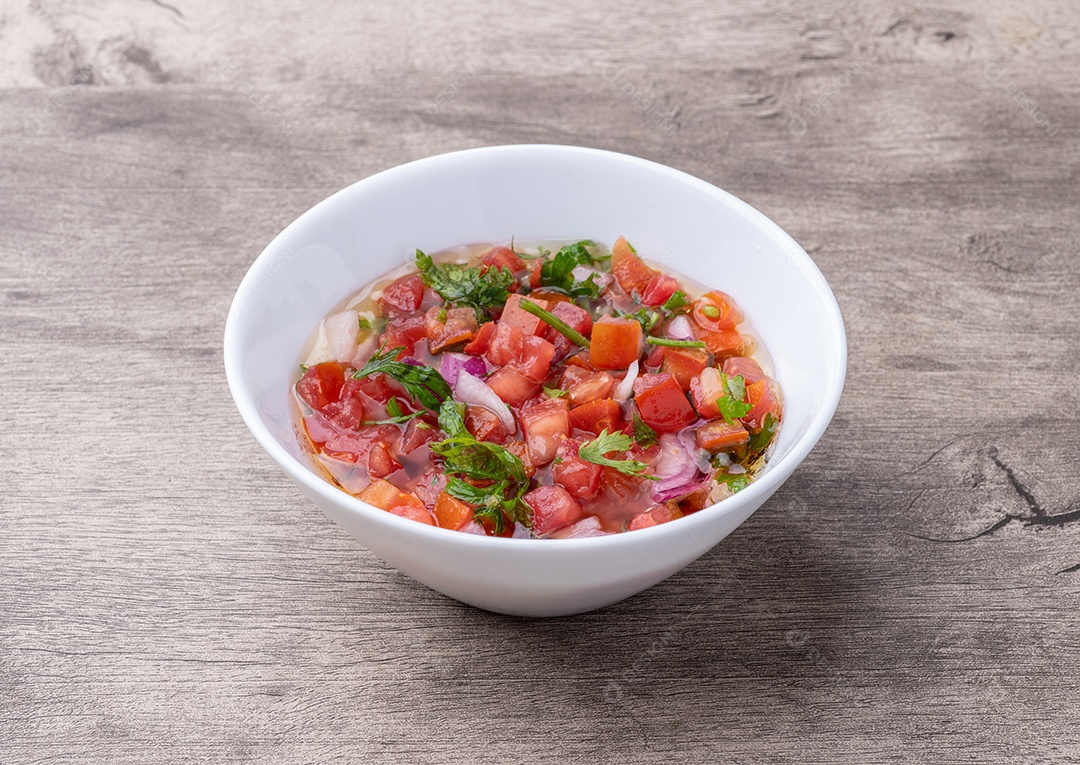 A imagem mostra um prato conhecido como Pico de Gallo, uma salsa mexicana fresca