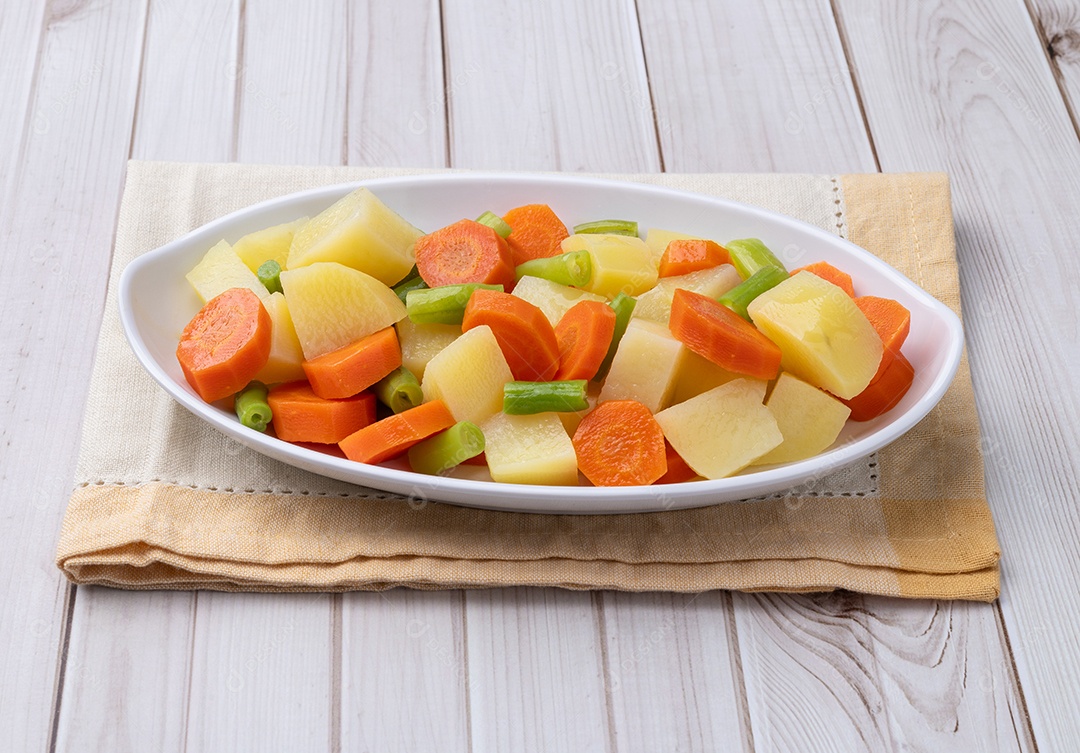 A imagem mostra uma salada de vegetais cozidos, que pode ser uma Salada saudável especial