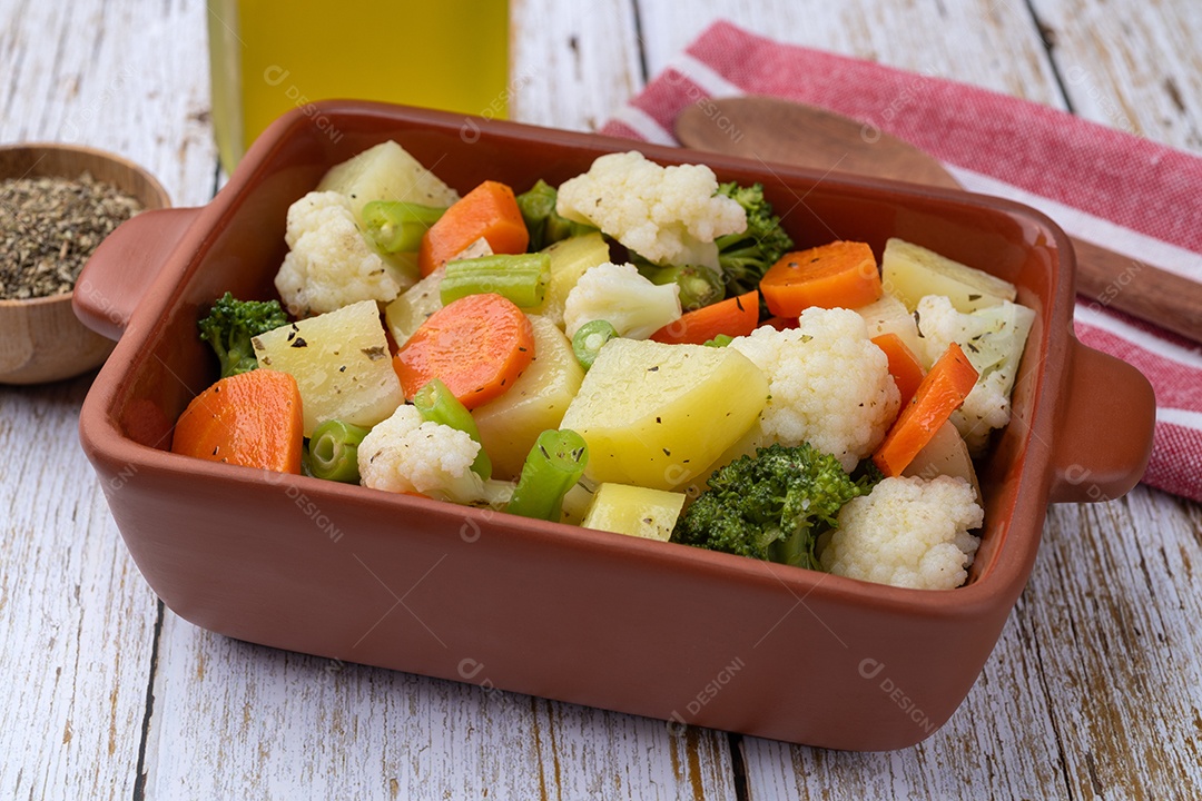 A imagem mostra uma salada de legumes cozidos