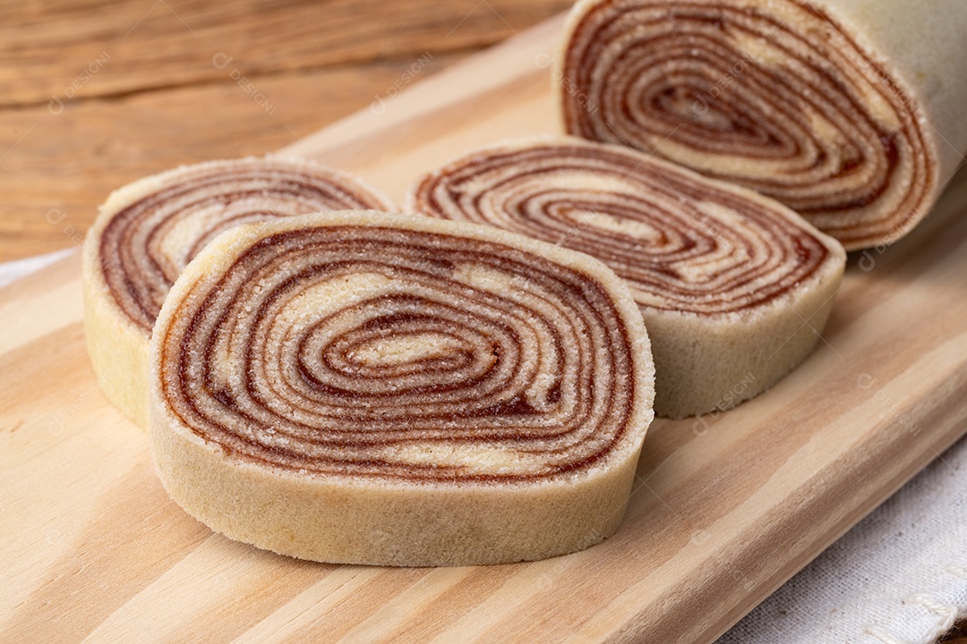 A imagem mostra fatias de Bolo de Rolo