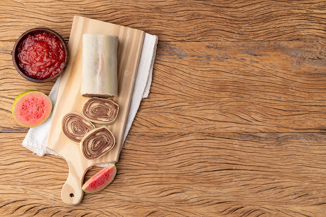 A imagem mostra fatias de Bolo de Rolo