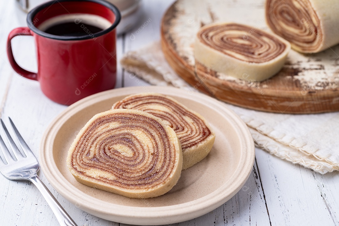 A imagem mostra fatias de Bolo de Rolo