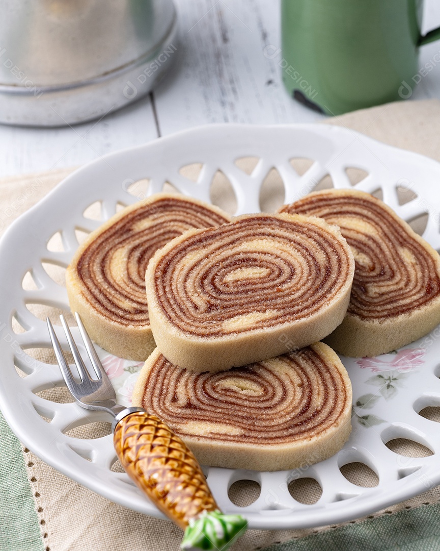 A imagem mostra fatias de Bolo de Rolo