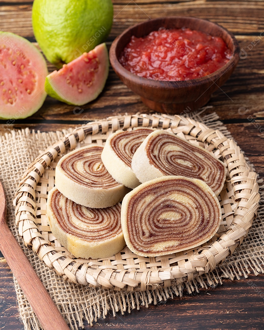 A imagem mostra fatias de bolo de rolo