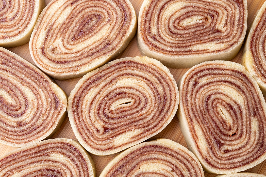 A imagem mostra fatias de bolo de rolo