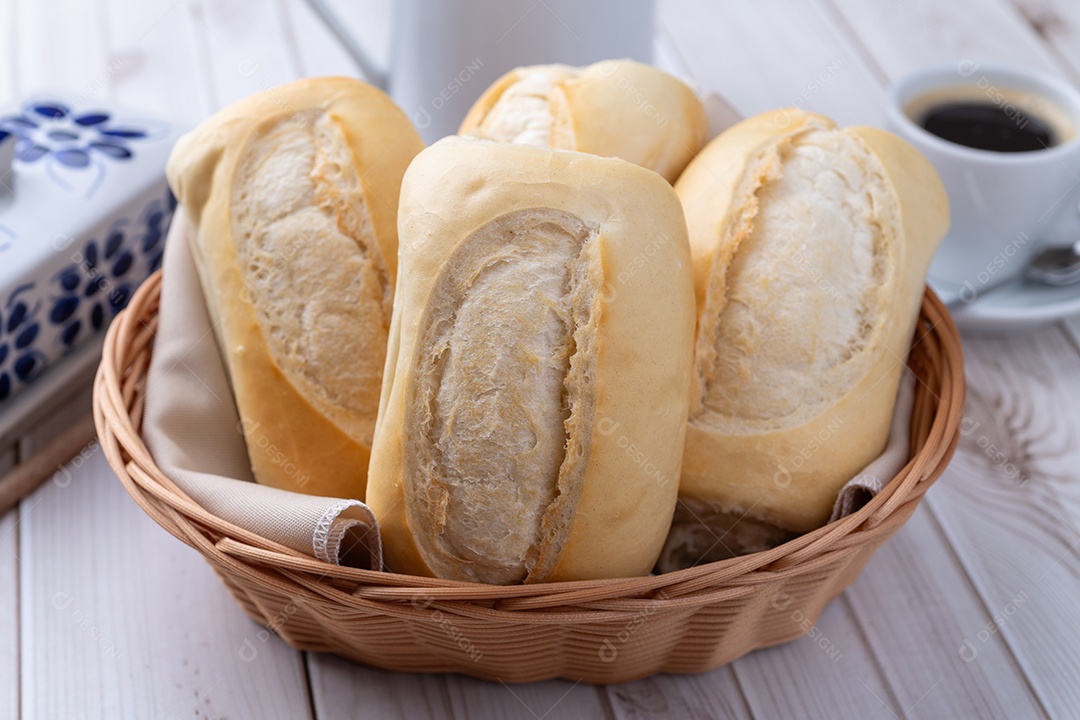 Xícara de café ao lado de pão com manteiga