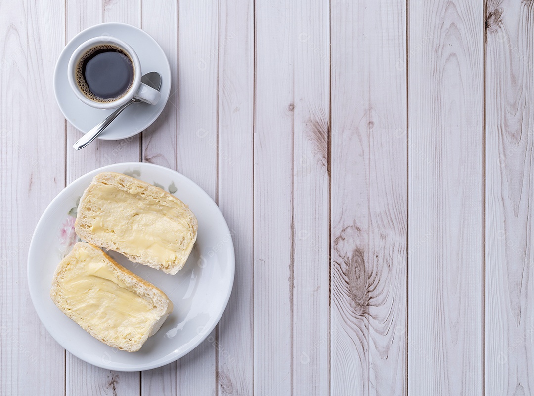 Xícara de café ao lado de pão com manteiga