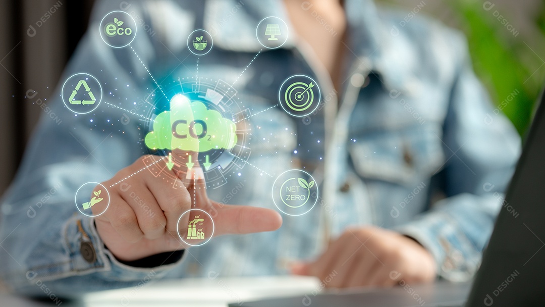 Um homem relata resultados para reduzir as emissões de CO2 pegada de carbono