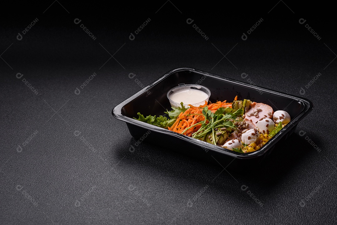 Salada fresca e saborosa com carne mozzarella cenouras alface e milho sobre um prato