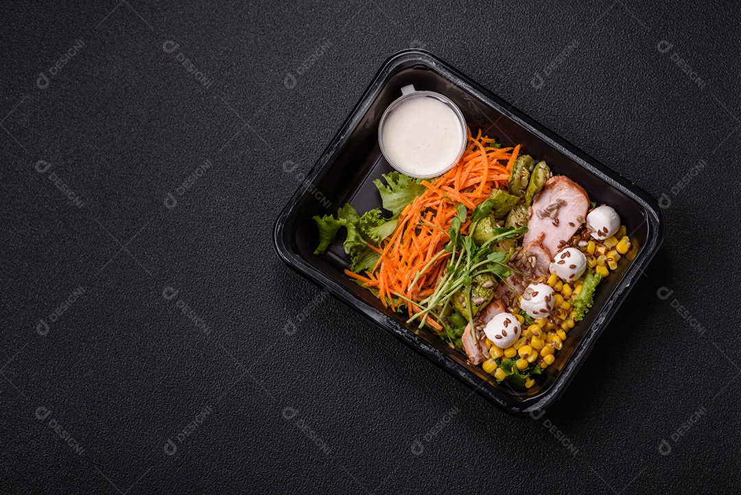 Salada fresca e saborosa com carne mozzarella cenouras alface e milho sobre um prato
