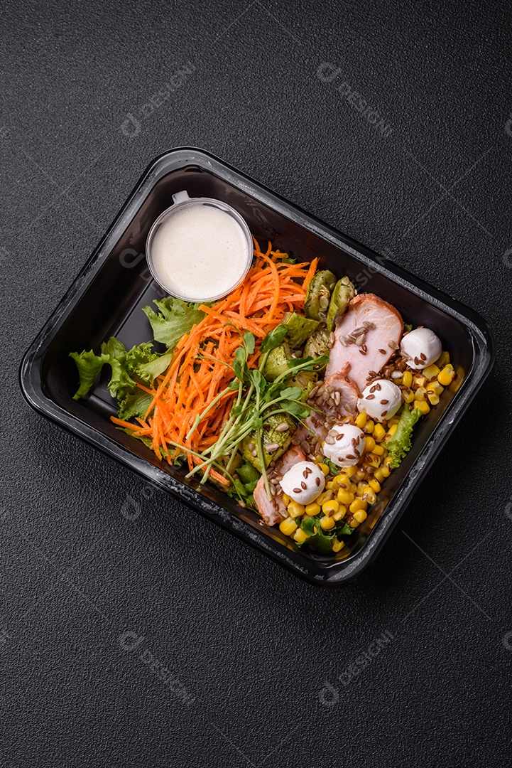 Salada fresca e saborosa com carne mozzarella cenouras alface e milho sobre um prato