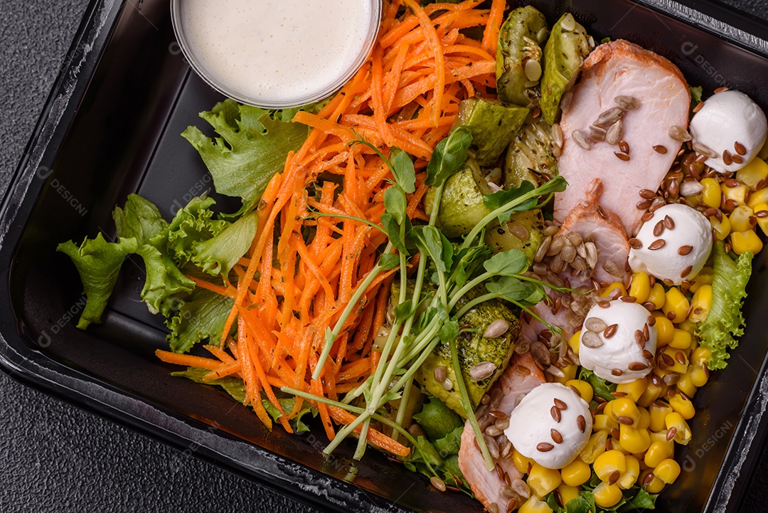 Salada fresca e saborosa com carne mozzarella cenouras alface e milho sobre um prato