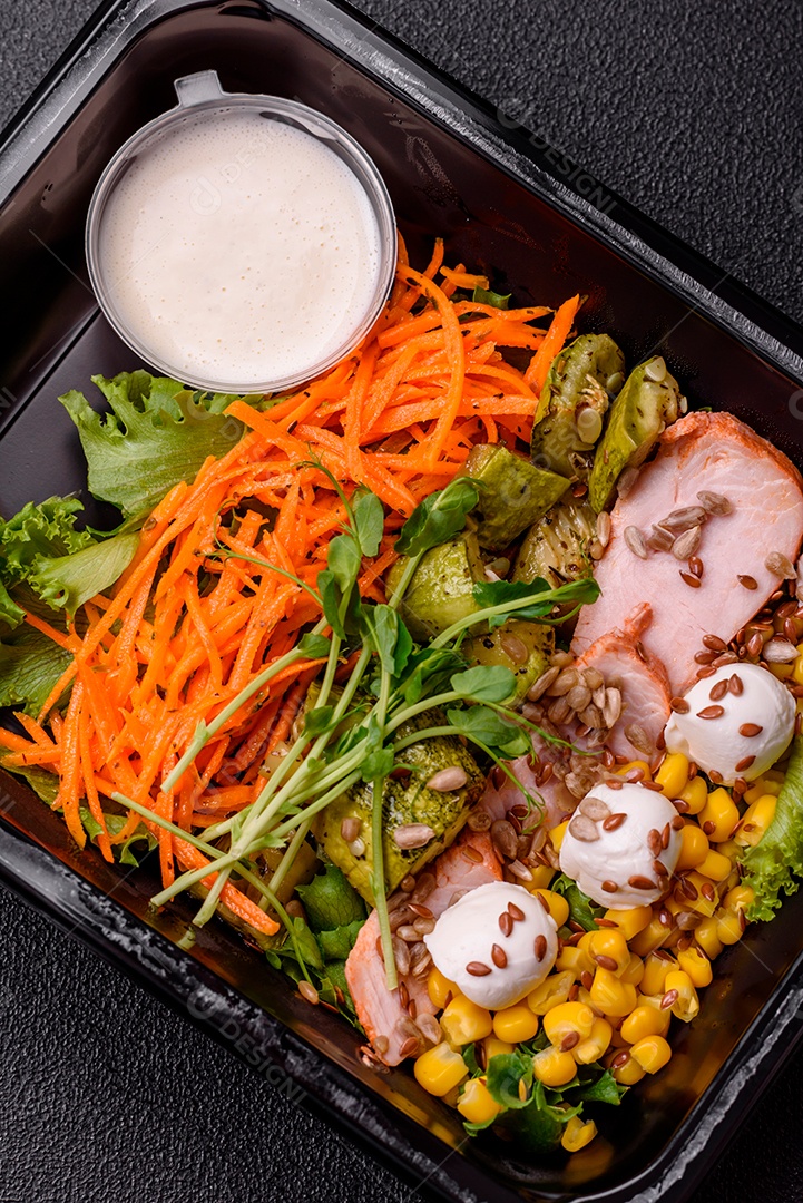 Salada fresca e saborosa com carne mozzarella cenouras alface e milho sobre um prato