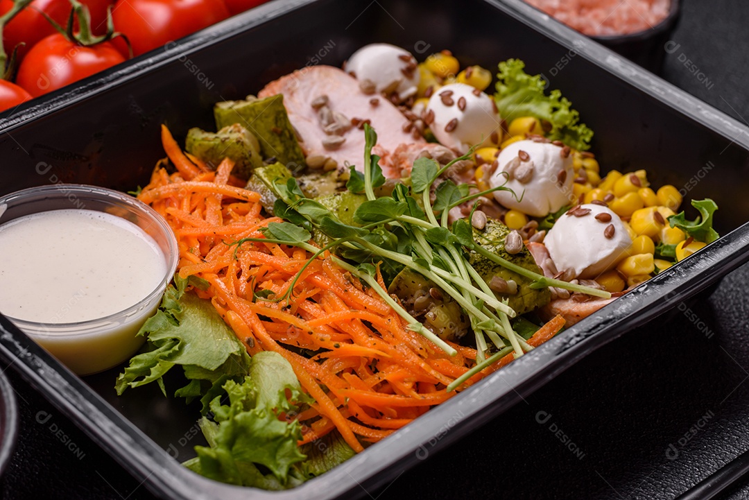 Salada fresca e saborosa com carne mozzarella cenouras alface e milho sobre um prato