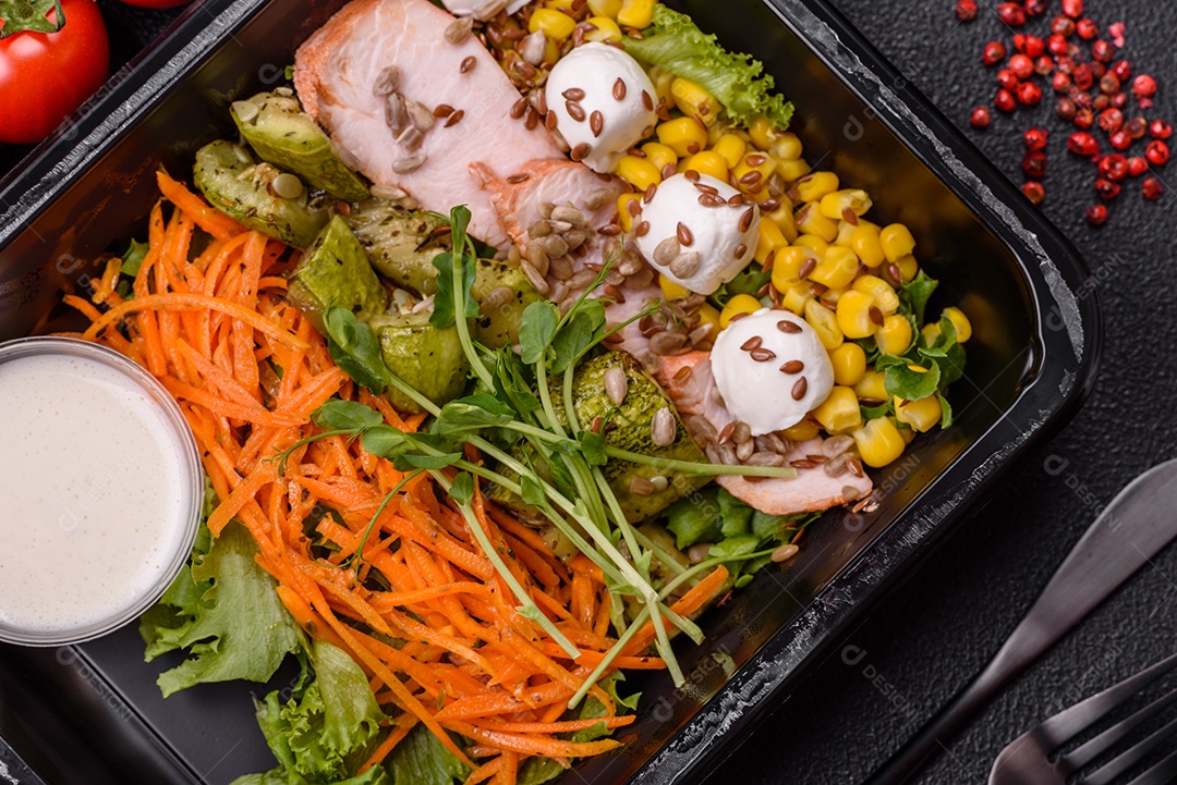 Salada fresca e saborosa com carne mozzarella cenouras alface e milho sobre um prato