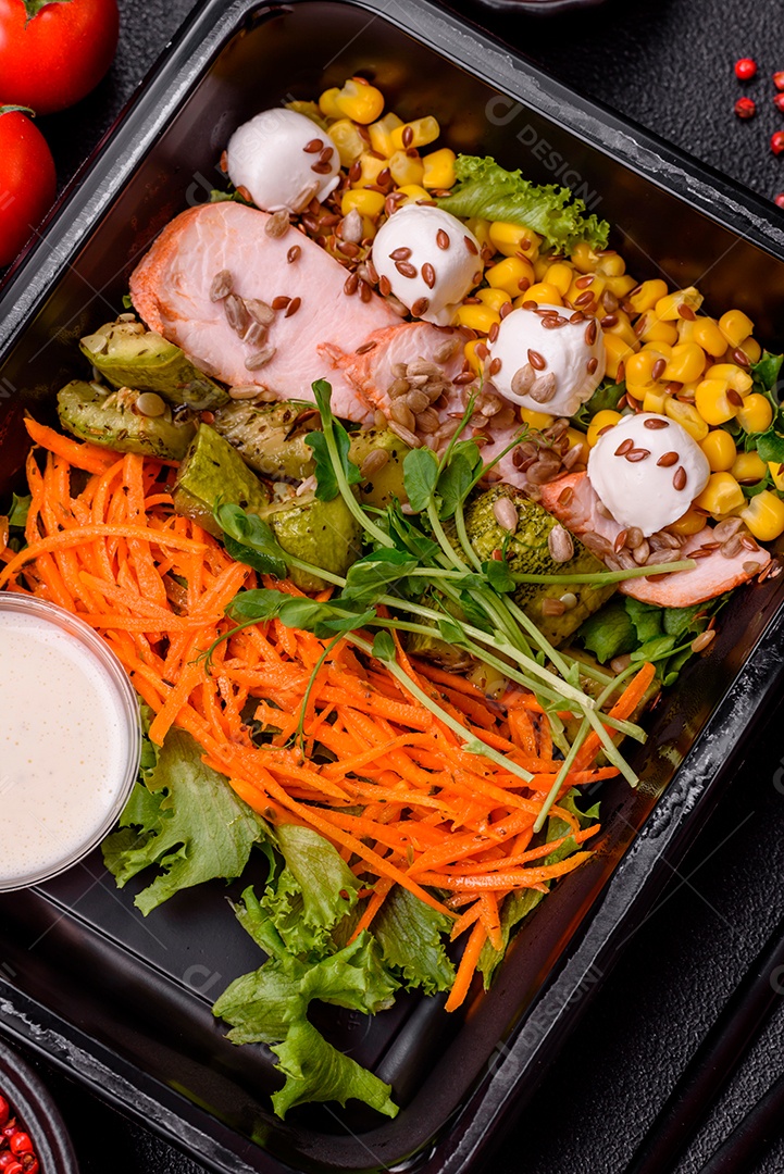 Salada fresca e saborosa com carne mozzarella cenouras alface e milho sobre um prato