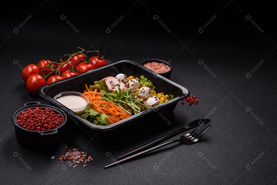 Salada fresca e saborosa com carne mozzarella cenouras alface e milho sobre um prato