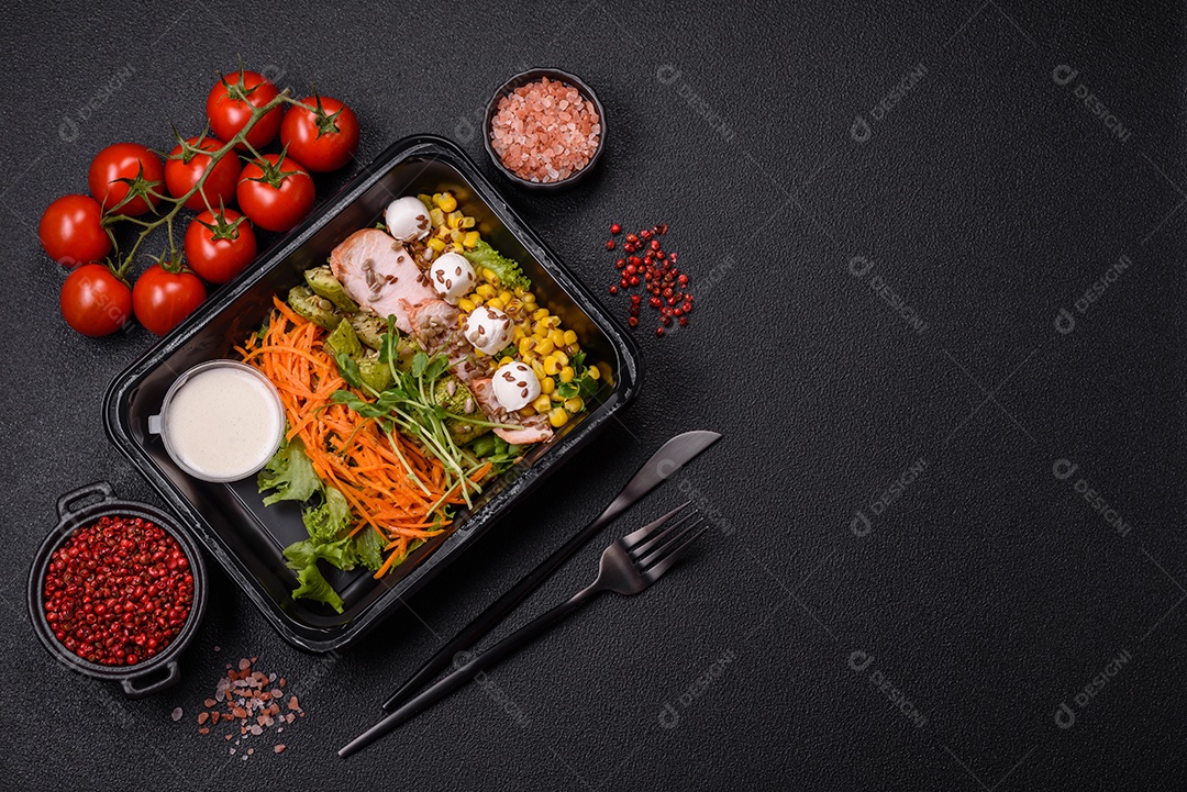 Salada fresca e saborosa com carne mozzarella cenouras alface e milho sobre um prato