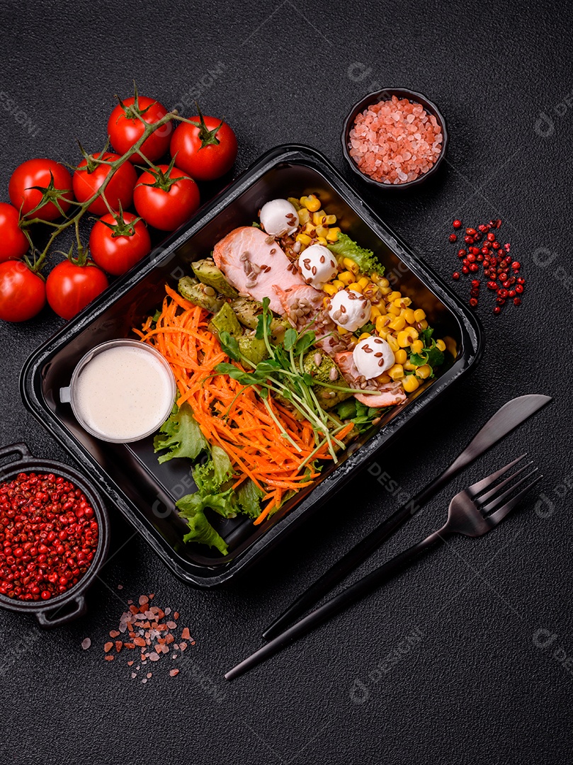 Salada fresca e saborosa com carne mozzarella cenouras alface e milho sobre um prato