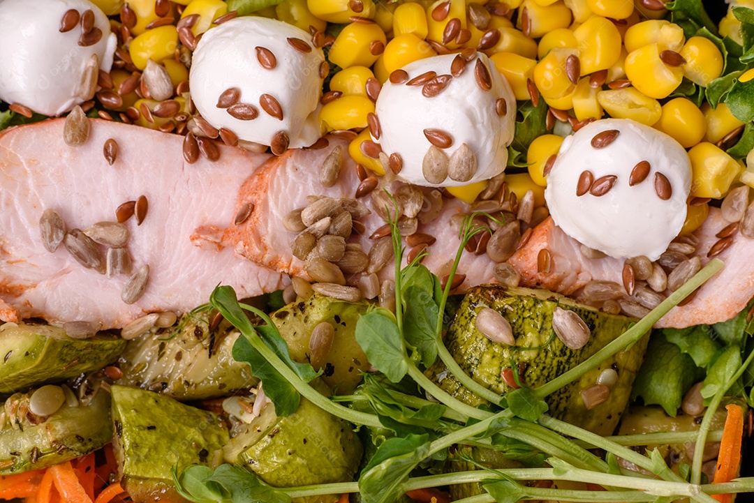 Salada fresca e saborosa com carne mozzarella cenouras alface e milho sobre um prato
