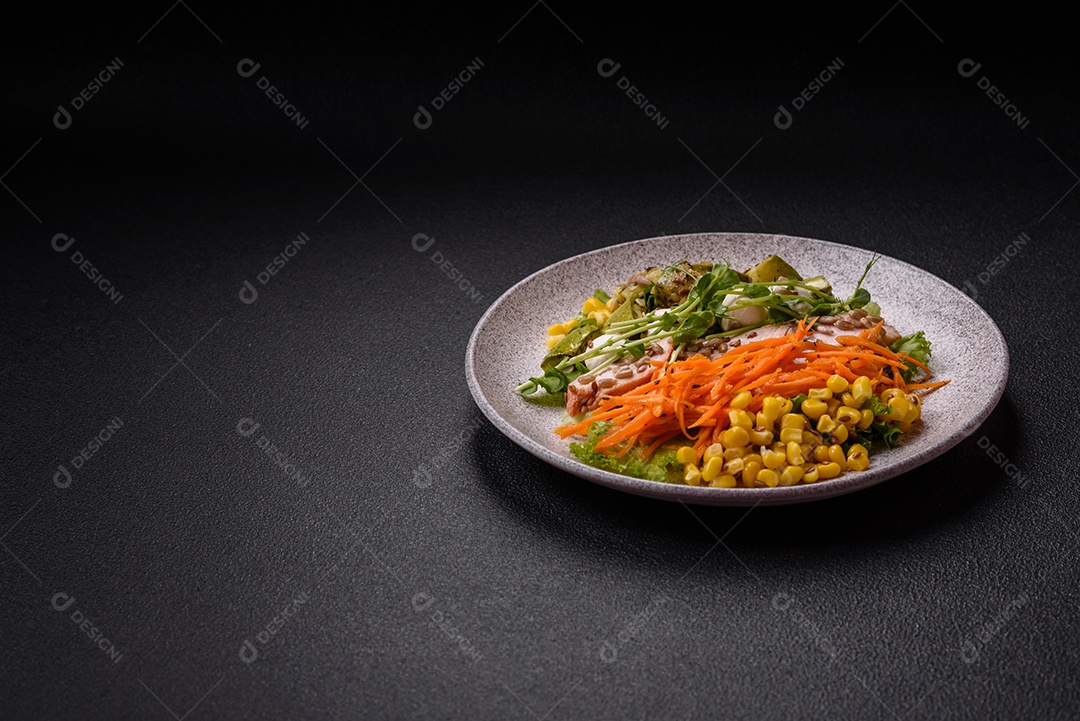 Salada fresca e saborosa com carne mozzarella cenouras alface e milho sobre um prato