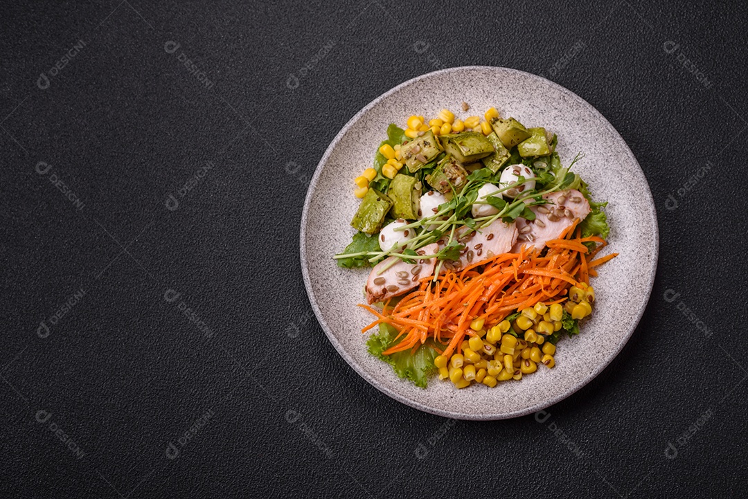 Salada fresca e saborosa com carne mozzarella cenouras alface e milho sobre um prato