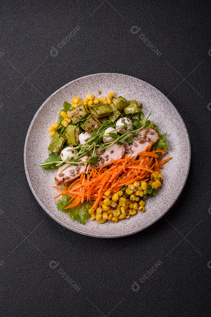 Salada fresca e sabiorosa com carne mozzarella cenouras alface e milho sobre um prato