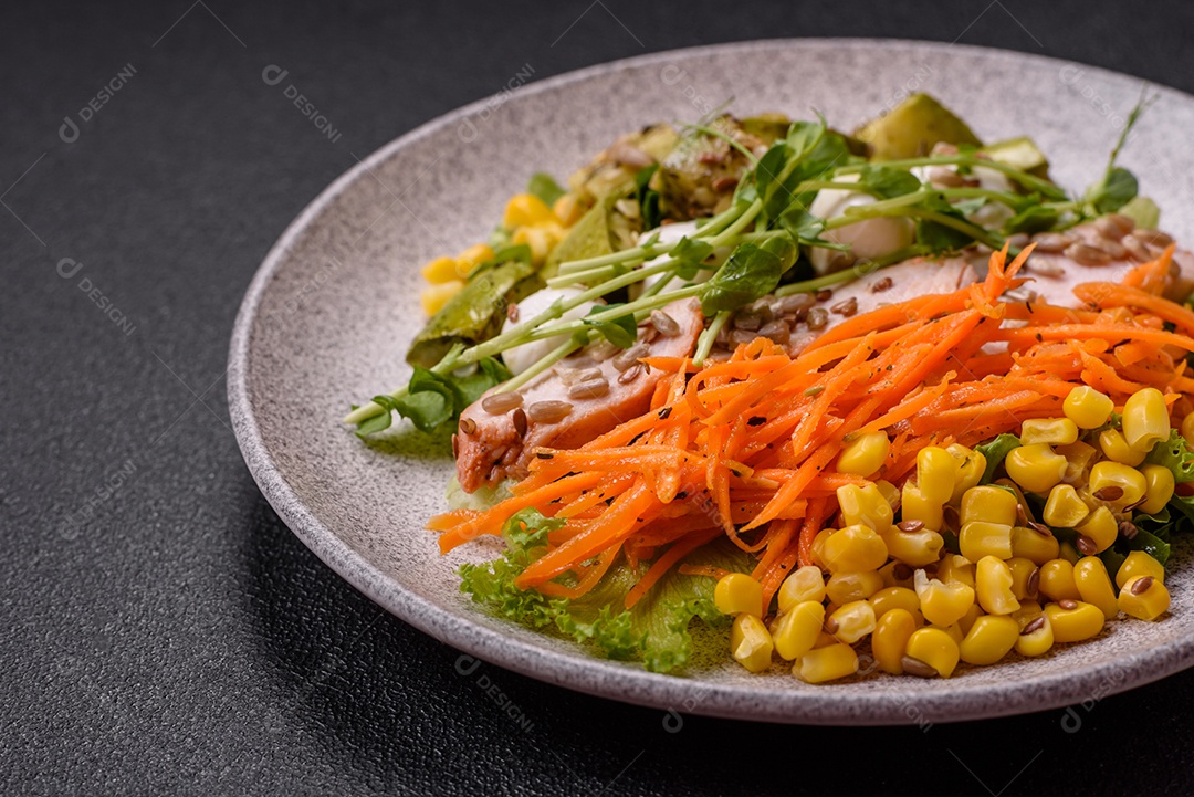Salada fresca e sabiorosa com carne mozzarella cenouras alface e milho sobre um prato