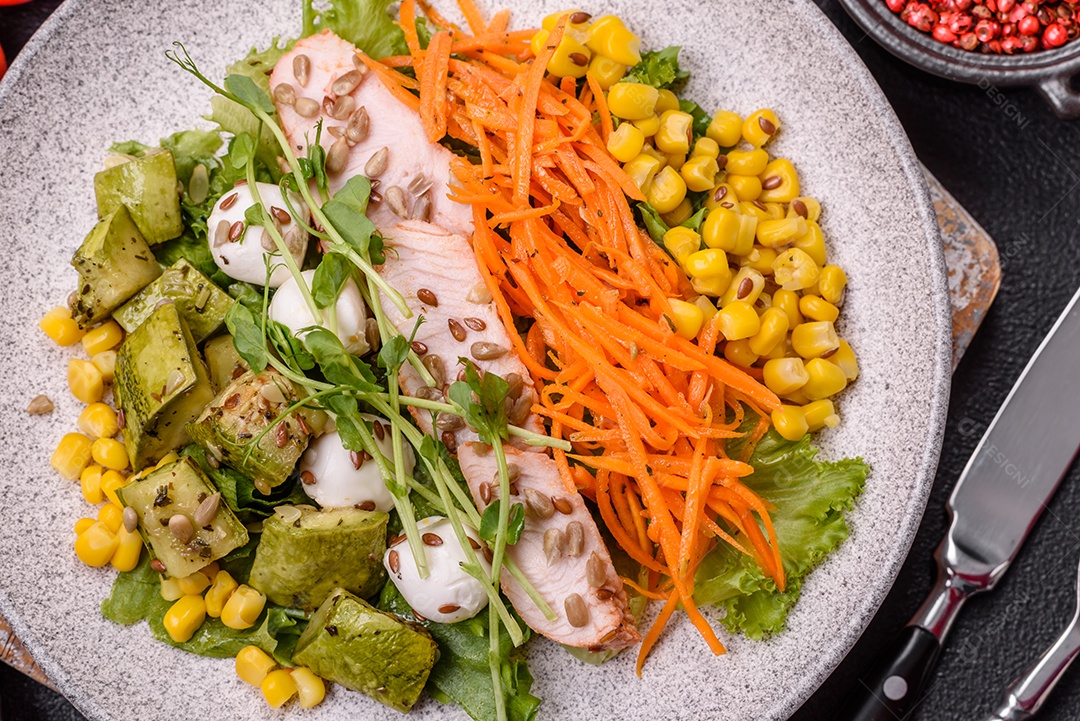 Salada fresca e saborosa com carne mozzarella cenouras alface e milho sobre um prato