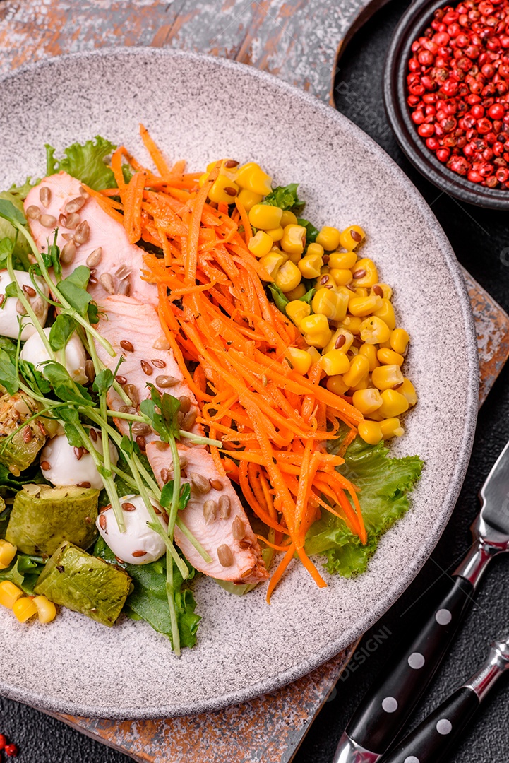 Salada fresca e saborosa com carne mozzarella cenouras alface e milho sobre um prato