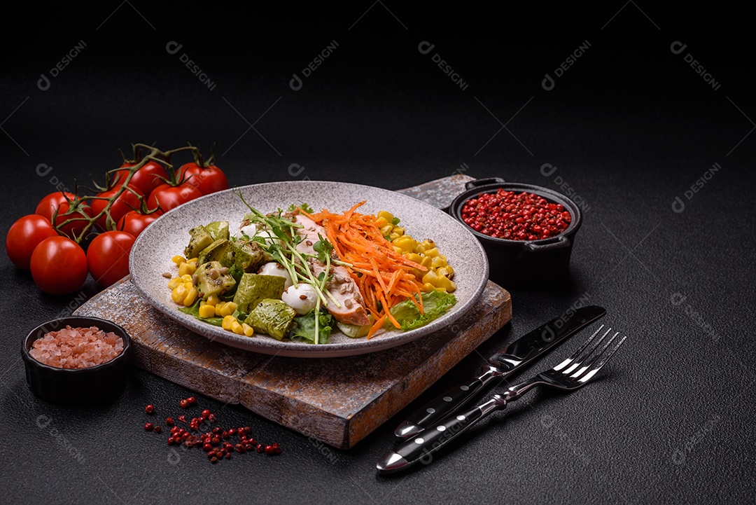 Salada fresca e saborosa com carne mozzarella cenouras alface e milho sobre um prato