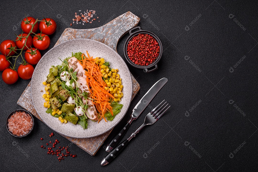 Salada fresca e saborosa com carne mozzarella cenouras alface e milho sobre um prato
