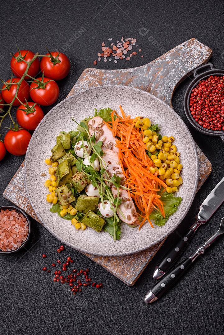 Salada fresca e saborosa com carne mozzarella cenouras alface e milho sobre um prato