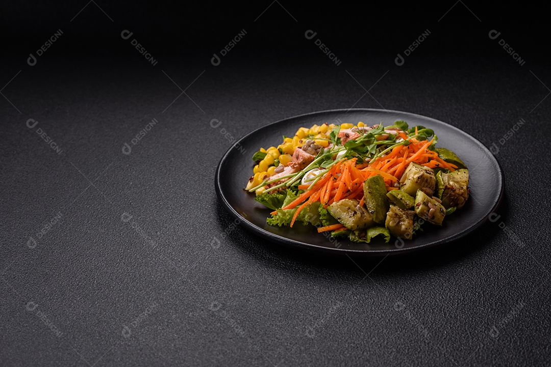 Salada fresca e saborosa com carne mozzarella cenouras alface e milho sobre um prato