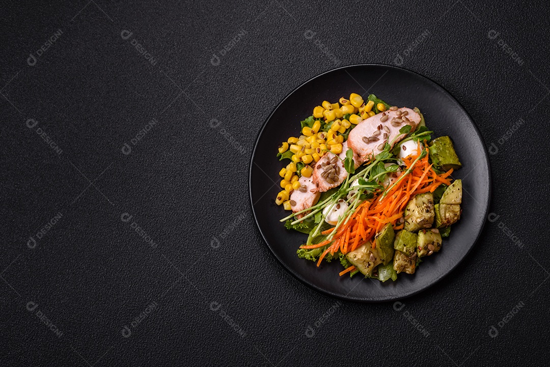 Salada fresca e saborosa com carne mozzarella cenouras alface e milho sobre um prato
