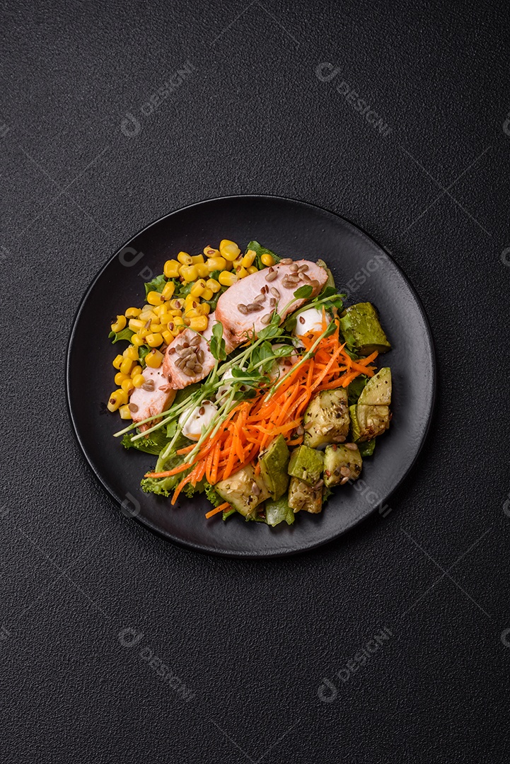 Salada fresca e saborosa com carne mozzarella cenouras alface e milho sobre um prato