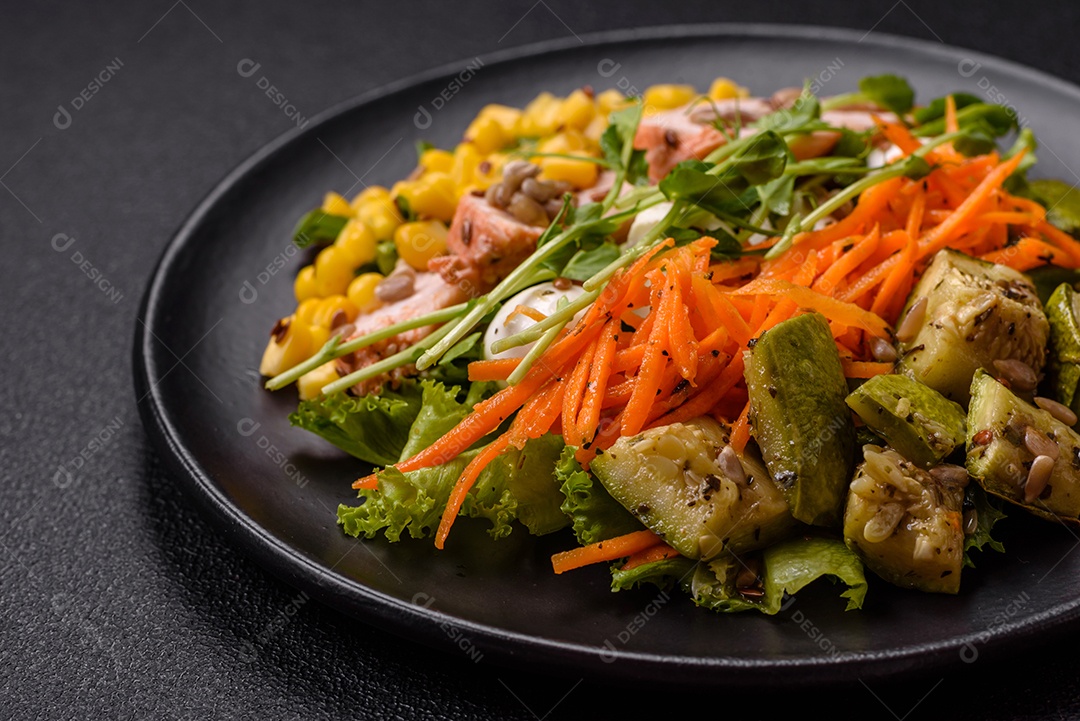 Salada fresca e saborosa com carne mozzarella cenouras alface e milho sobre um prato