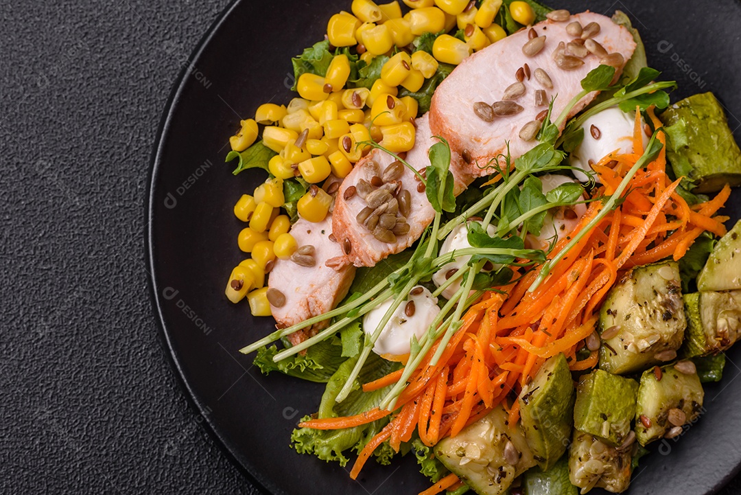 Salada fresca e saborosa com carne mozzarella cenouras alface e milho sobre um prato