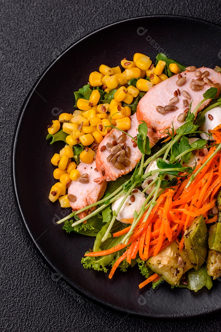 Salada fresca e saborosa com carne mozzarella cenouras alface e milho sobre um prato