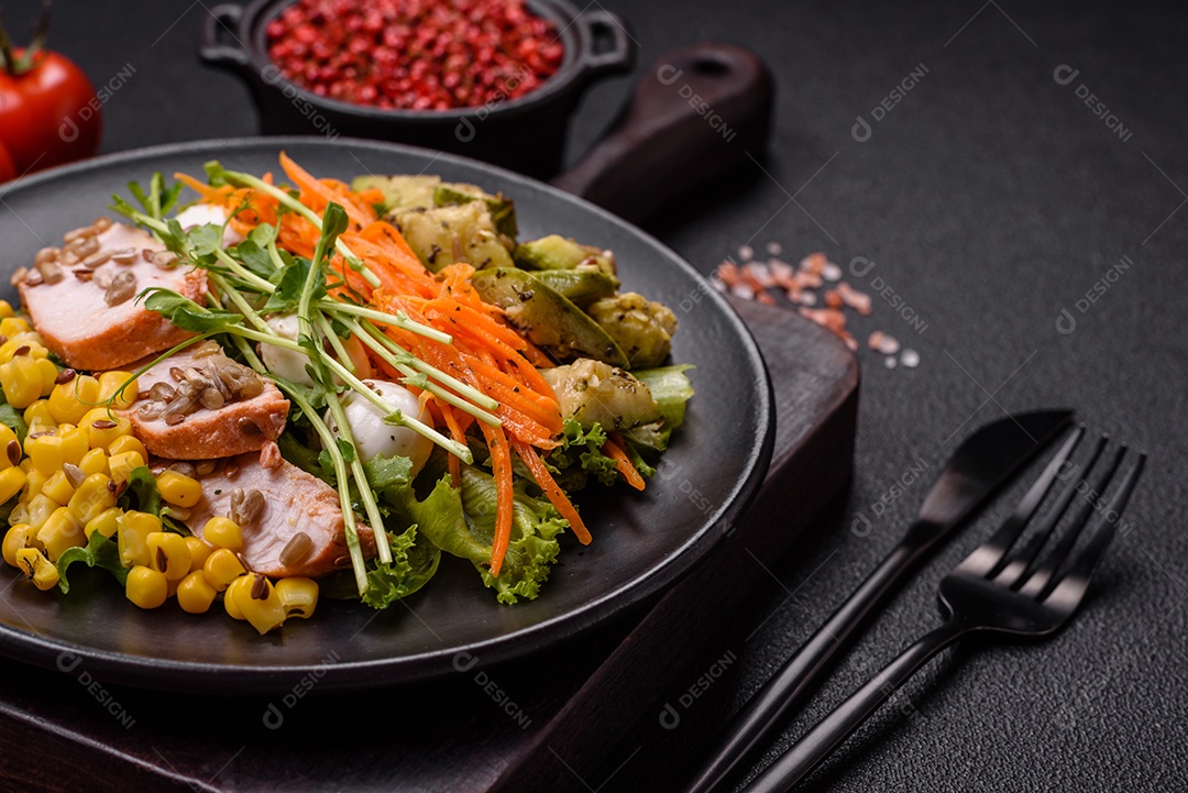 Salada fresca e saborosa com carne mozzarella cenouras alface e milho sobre um prato